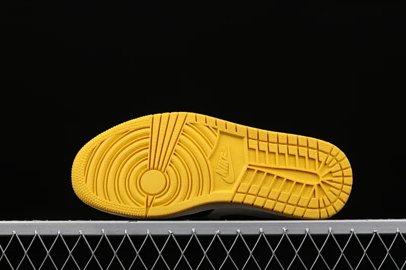 All categories Air Jordan Jordan series basketball shoes Air Jordan 1 High Air Jordan 1 Yellow Toe AJ1 OG black and yellow toe high-top basketball shoes AR1020-700
